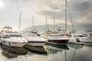 ¿Cuál es la diferencia entre un barco con costillas de cabina y un yate?